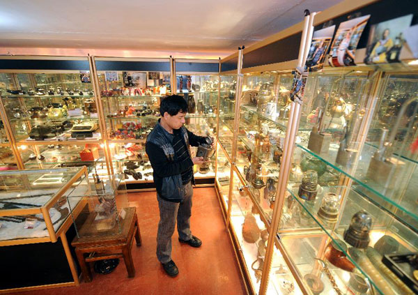 10 thousand pieces of handicrafts displayed in collector's home