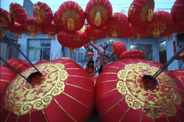 Red lanterns made in N China to prepare for upcoming Lantern Festival