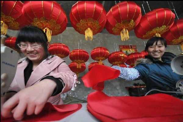 Red lanterns made in N China to prepare for upcoming Lantern Festival