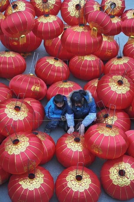 Red lanterns made in N China to prepare for upcoming Lantern Festival