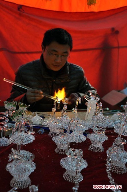 Folk artists perform at temple fair in Taiyuan
