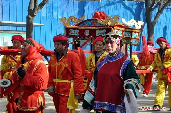 Folk artists perform at temple fair in Taiyuan