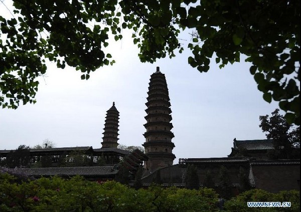 Twin pagodas at Yongzuo Temple