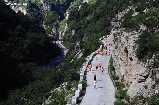 Runners gather on southern Taihang Mountain for jogging event