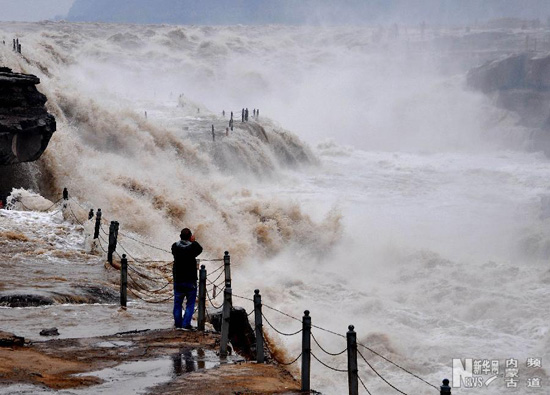 Spectacular spring flood of Hukou waterfall