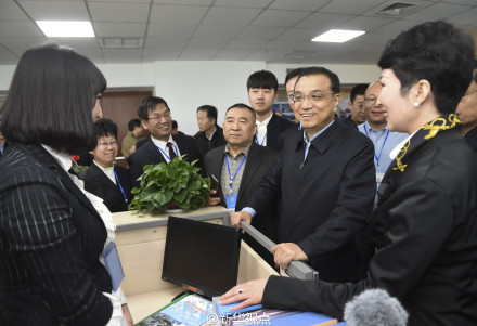 Premier Li Keqiang visits makerspaces in Taiyuan