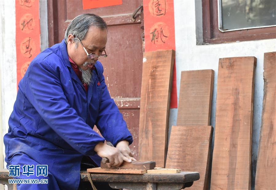 An enthusiast for Jiangzhou New Year wood engravings in Shanxi