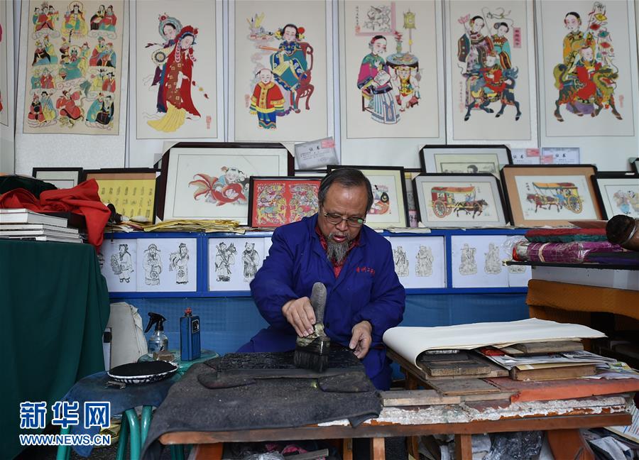 An enthusiast for Jiangzhou New Year wood engravings in Shanxi