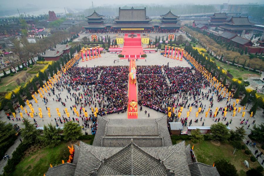 Ancestor worship in Shanxi for Tomb-Sweeping Day