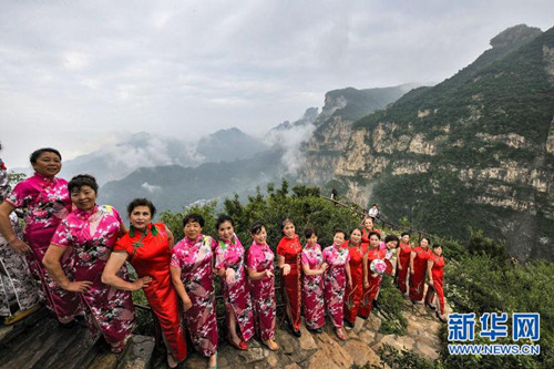 Cheongsam fashion at the Wangmang Ridge