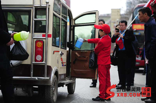 Volunteers honor sanitation workers