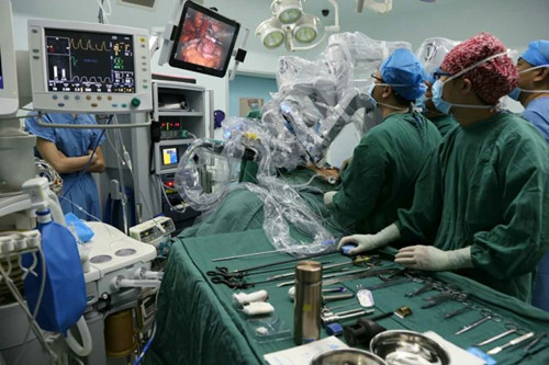 Robot carries out surgery in Taiyuan