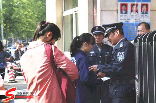 Volunteers help Shanxi students sit gaokao