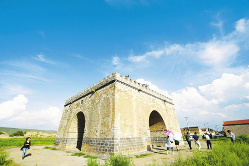 Tourists enjoy scenery of the Great Wall in Datong