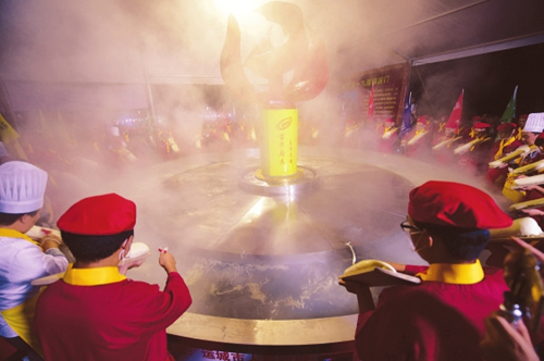 1,000 visitors taste noodles from huge pot