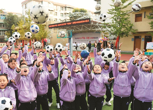 Football activities entertain children in Taiyuan
