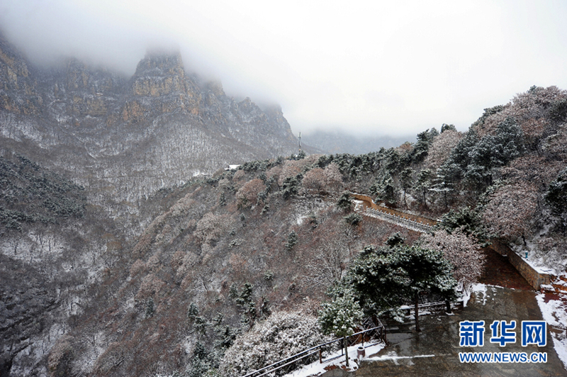 Wulao Mountain sees first snowfall