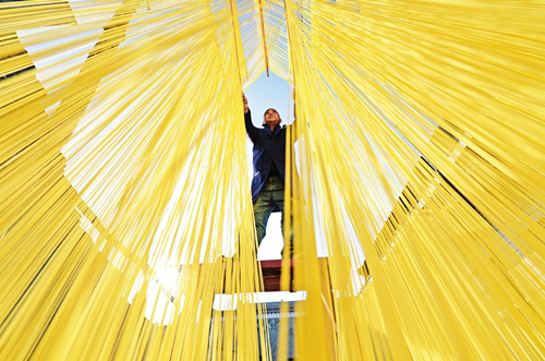 Shanxi farmers dry handmade noodles