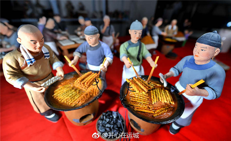 Artist in Shanxi creates vivid scene of fried dough twist making