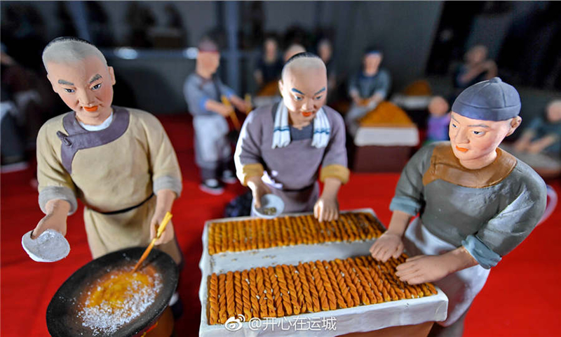 Artist in Shanxi creates vivid scene of fried dough twist making