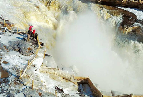 'Ice waterfall jade pot' forms in Hukou Waterfall