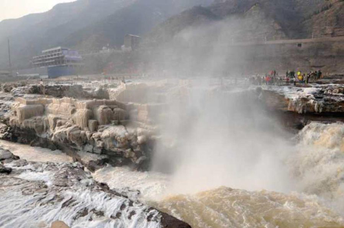 'Ice waterfall jade pot' forms in Hukou Waterfall