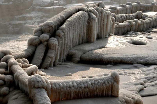 'Ice waterfall jade pot' forms in Hukou Waterfall