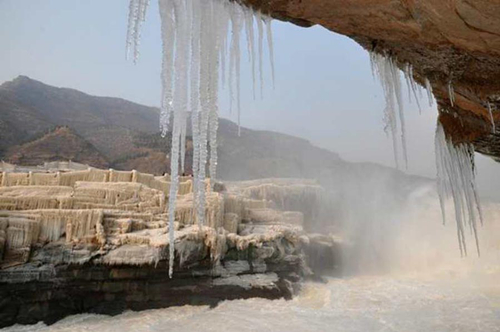 'Ice waterfall jade pot' forms in Hukou Waterfall