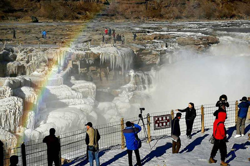 'Ice waterfall jade pot' forms in Hukou Waterfall