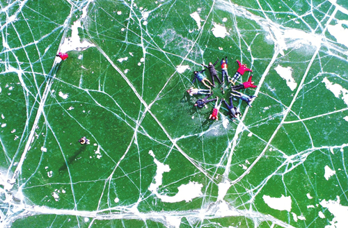 Frozen Tianchi Lake attracts tourists