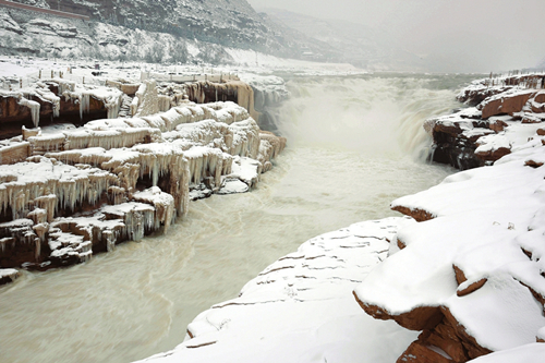 Hukou Waterfall receives heavy snow