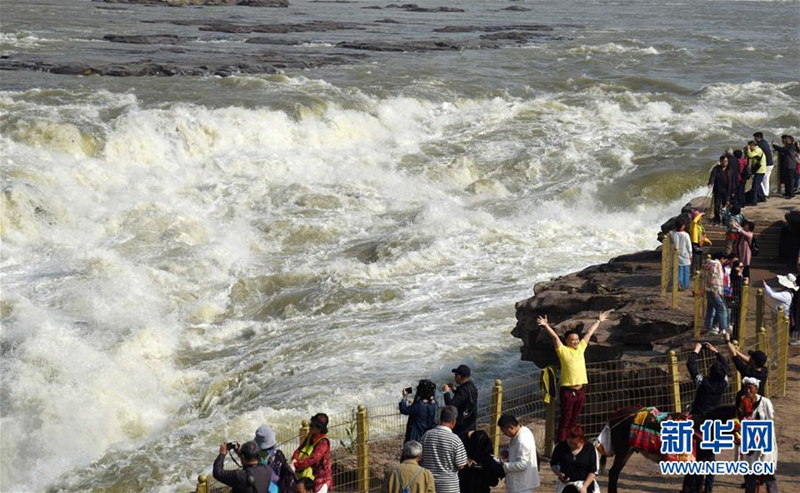 Hukou Waterfall pulls in tourists