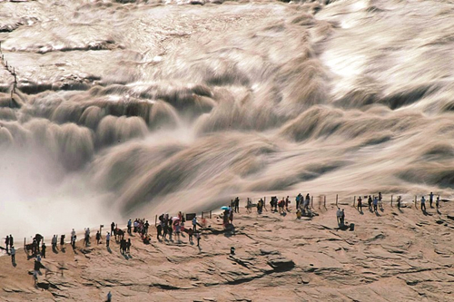 Yellow River sees rare waterfall group