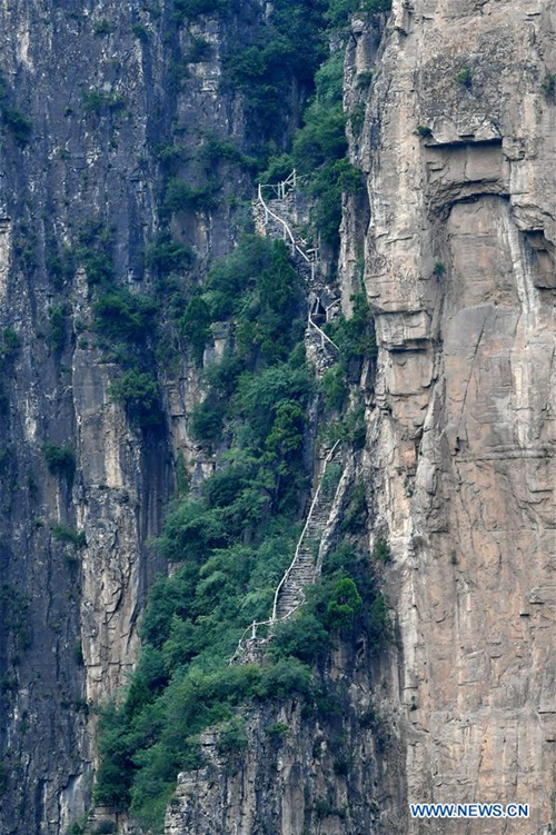 Cliff road connects isolated Shanxi village to tourist hotspot