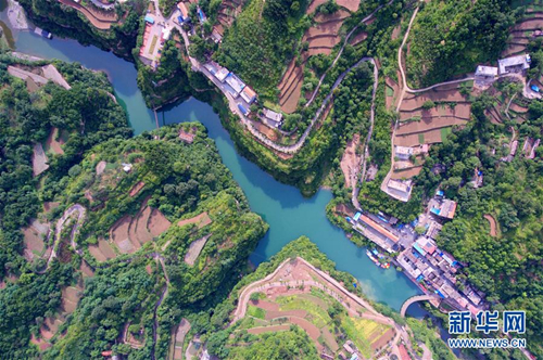 Cliff road connects isolated Shanxi village to tourist hotspot