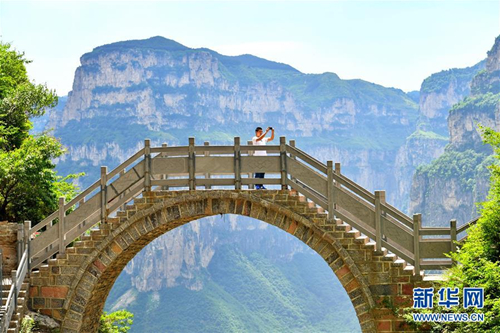 Cliff road connects isolated Shanxi village to tourist hotspot