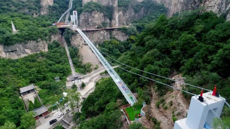 5D glass suspension bridge opens in Shanxi