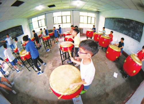 HK children play Jiangzhou drum music in Shanxi