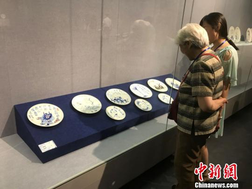 Porcelain painting artworks displayed in Shanxi