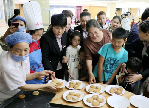 Taiyuan residents celebrate moon festival