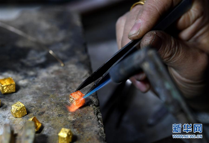 Pingyao craftsman committed to silver, gold handicraft