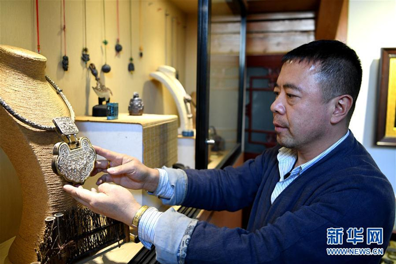 Pingyao craftsman committed to silver, gold handicraft