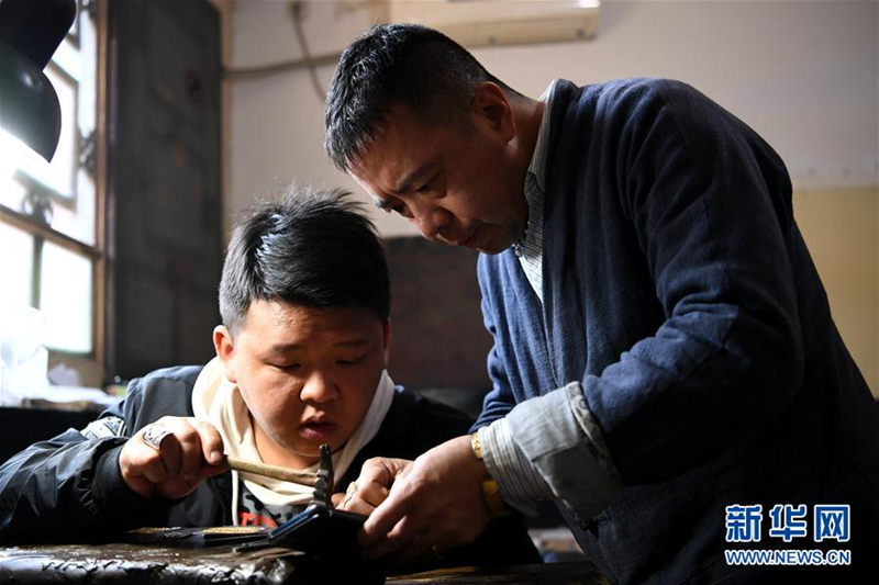 Pingyao craftsman committed to silver, gold handicraft