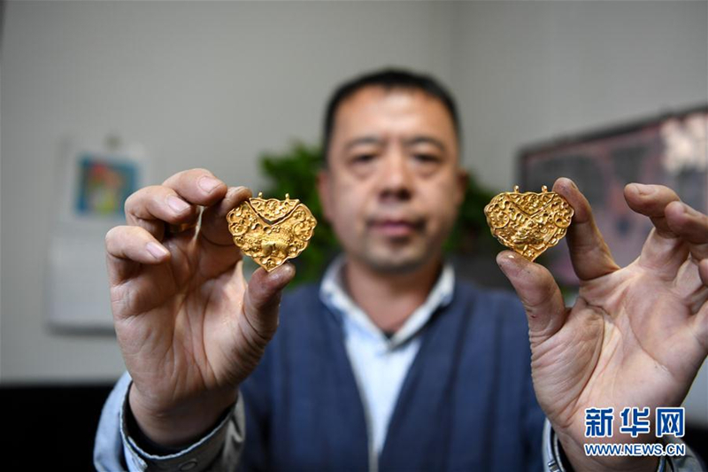 Pingyao craftsman committed to silver, gold handicraft