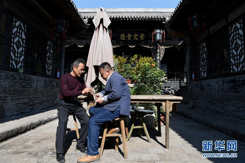 Pingyao craftsman committed to silver, gold handicraft