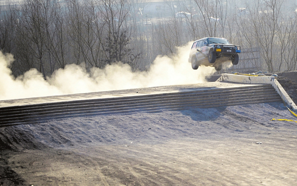 Petrol heads race off-road vehicles in Shanxi