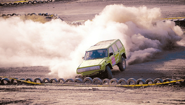 Petrol heads race off-road vehicles in Shanxi