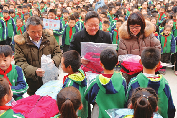 Charity event dresses school children in Shilou county