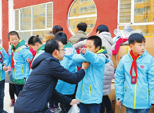 Charity event dresses school children in Shilou county