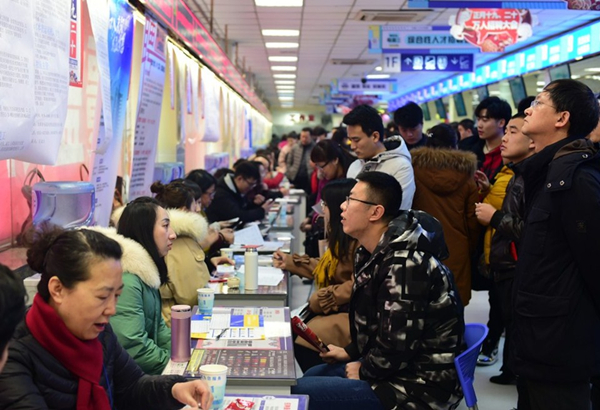 Taiyuan graduates flock to recruitment event